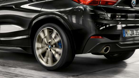 BMW xDrive, BMW X2 M35i (F39) BMW xDrive, BMW X2 M35i (F39) metalliväri Black Sapphire, lähikuva perästä