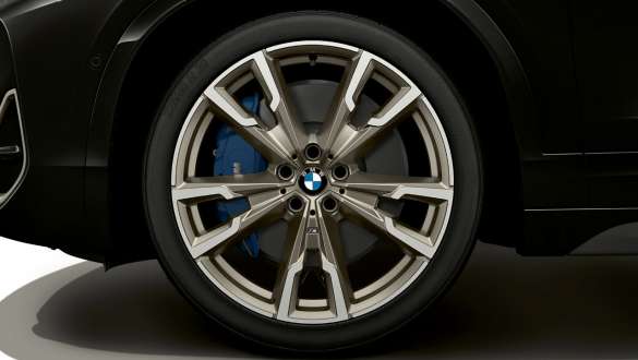 M Sport -jarrut, BMW X2 M35i (F39) M Sport -jarrut, BMW X2 M35i (F39) metalliväri Black Sapphire, lähikuva pyörästä