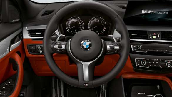 Ohjaamo, BMW X2 M35i (F39) Ohjaamo, jossa aktiivinen vakionopeussäädin Stop&Go-toiminnolla, BMW X2 M35i (F39), sisätila