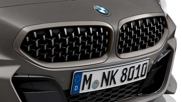 Kaksiosainen jäähdyttimen säleikkö, BMW Z4 M40i Roadster G29 Kaksiosainen jäähdyttimen ritiläkennosäleikkö, BMW Z4 M40i Roadster G29 2019 BMW Individual -metalliväri Frozen Grey, lähikuva keulasta