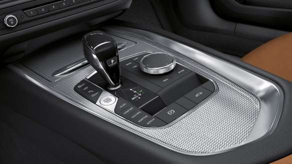 Steptronic Sport -automaattivaihteisto, BMW Z4 M40i G29 Steptronic Sport -automaattivaihteisto, BMW Z4 M40i G29 2019, lähikuva sisätilan vaihdevivusta