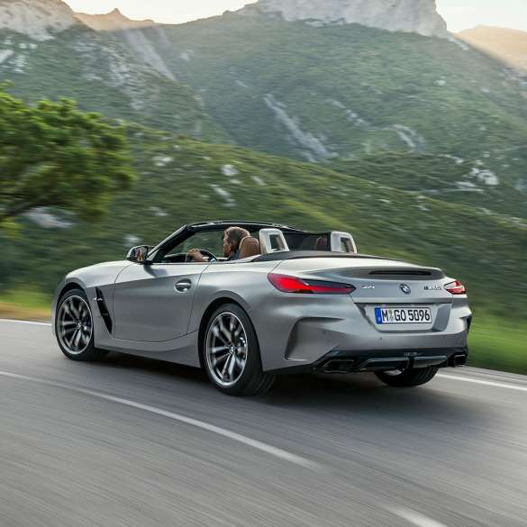 Ajodynamiikka, BMW Z4 M40i G29 BMW Z4 Roadster M40i G29 2019 BMW Individual -metalliväri Frozen Grey, kolmen neljäsosan näkymä liikkeellä olevan auton perästä