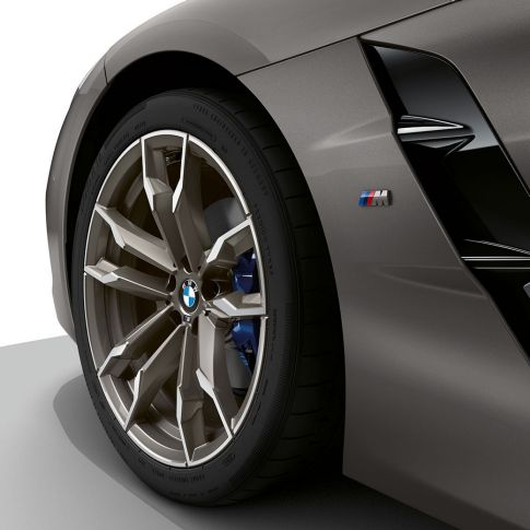 Vanne, BMW Z4 M40i G29 Vanne, BMW Z4 Roadster M40i G29 2019 BMW Individual -metalliväri Frozen Grey, lähikuva pyörästä ja Air Breatheristä