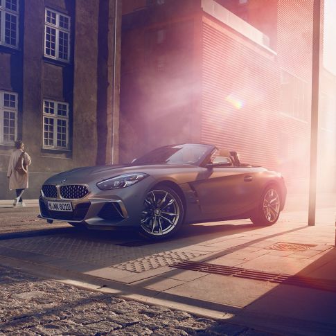 BMW Z4 M40i G29, kolmen neljäsosan näkymä keulasta BMW Z4 Roadster M40i G29 2019 Cabrio BMW Individual -metalliväri Frozen Grey, kolmen neljäsosan näkymä keulasta