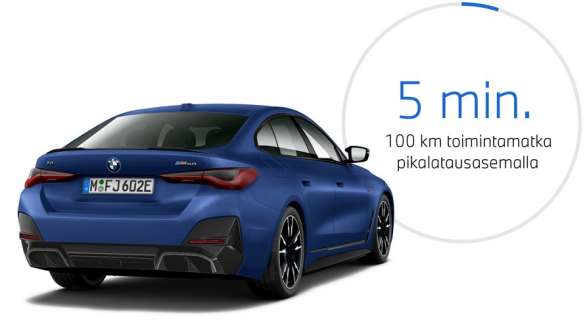 Kolmen neljäsosan näkymä perästä BMW i4 M50 eDrive40 G26 2021 BMW i4 M50 eDrive40 G26 2021 BMW Individual -metalliväri Frozen Portimao Blue, 3/4-näkymä perästä ja kuva latauksen kestosta