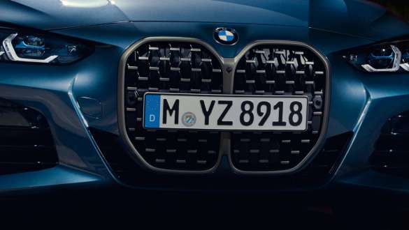 M-jäähdyttimensäleikön kehys Cerium Grey -värisenä BMW M440i xDrive Coupé G22 2020 BMW M440i xDrive Coupé G22 2020 M-jäähdyttimensäleikön kehys Cerium Grey -värisenä näkymä keulasta