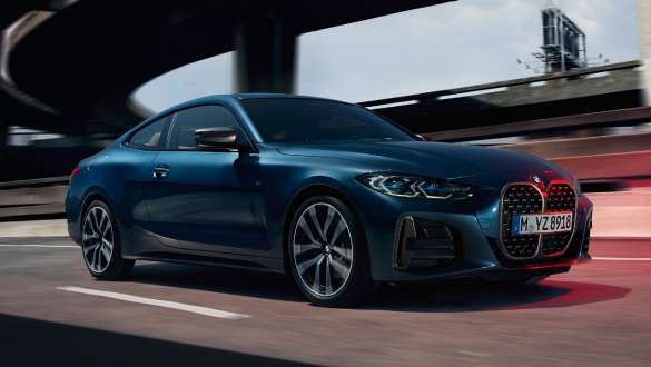 M Sport -tasauspyörästö BMW M440i xDrive Coupé G22 2020 BMW M440i xDrive Coupé G22 2020 M Sport -tasauspyörästö metalliväri Arctic Race Blue kolmen neljäsosan näkymä sivulta