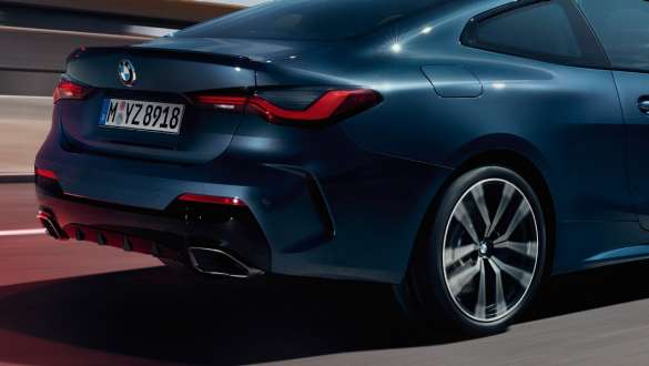 Adaptiivinen M-alusta BMW M440i xDrive Coupé G22 2020 BMW M440i xDrive Coupé G22 2020 Adaptiivinen M-alusta yksityiskohta takahelmasta