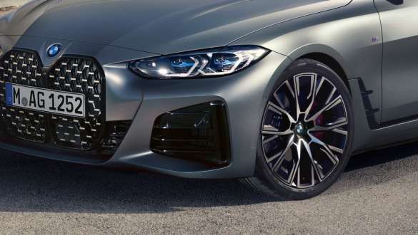 Adaptiivinen M alusta BMW M440i xDrive Gran Coupé G26 2021 Adaptiivinen M alusta BMW M440i xDrive Gran Coupé G26 2021 BMW Individual -metalliväri Frozen Pure Grey 3/4-näkymä keulasta lähikuva