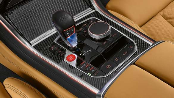 8-vaihteinen M Steptronic -automaattivaihteisto. BMW M8 Competition Cabrio, jossa 8-vaihteinen M Steptronic -automaattivaihteisto.