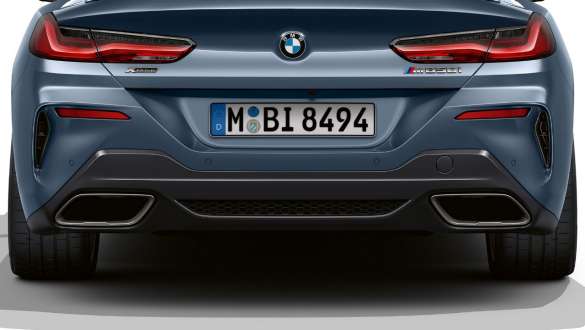 Pakoputkenpäät molemmilla puolilla. BMW M850i xDrive Coupé, jossa pakoputkenpäät molemmilla puolilla.