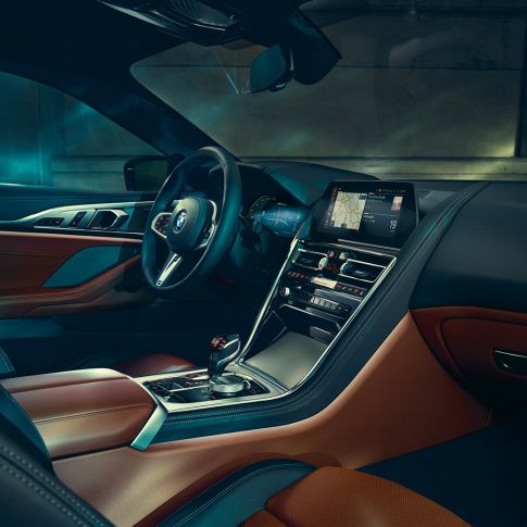 BMW M850i xDrive Coupé, sisätila. BMW M850i xDrive Coupé, sisätila, jonka monisäätöistuimissa laajennettu BMW Individual -nahkaverhoilu 'Merino' Tartufo/Musta.