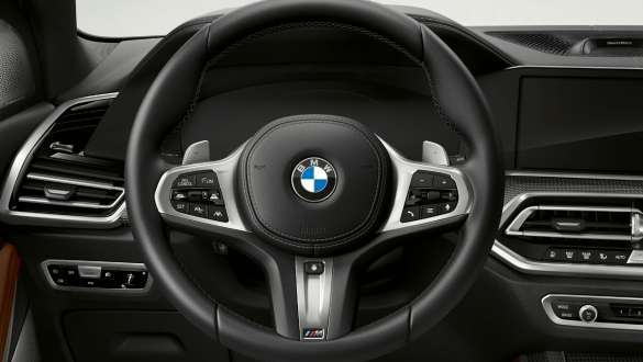 BMW X5 M50i ja M50d, joissa aktiiviohjaus etu- ja takapyörille BMW X5 M50i ja M50d, joissa aktiiviohjaus etu- ja takapyörille, G05, ohjaamo