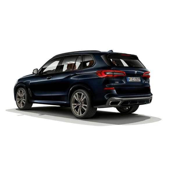 BMW X5 M50d, jossa 6-sylinterinen M TwinPower Turbo - dieselmoottori BMW X5 M50d, jossa 6-sylinterinen M TwinPower Turbo - dieselmoottori, G05 Carbon Black -metalliväri, näkymä perästä