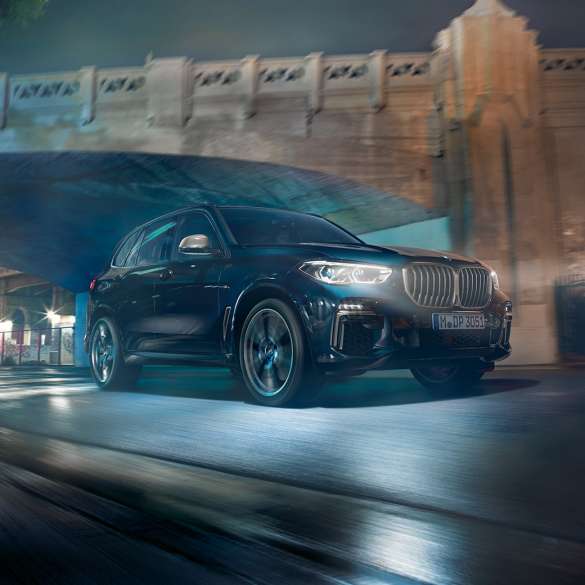 BMW X5 M50i, jossa 8-sylinterinen M TwinPower Turbo -bensiinimoottori BMW X5 M50i, jossa 8-sylinterinen M TwinPower Turbo -bensiinimoottori, G05 Carbon Black -metalliväri, 3/4-sivunäkymä