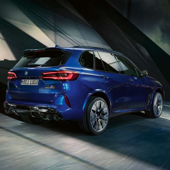 BMW X5 M Competition, jossa M xDrive BMW X5 M Competition, jossa M xDrive, F95 2020 Marina Bay Blue -metalliväri, 3/4-näkymä perästä