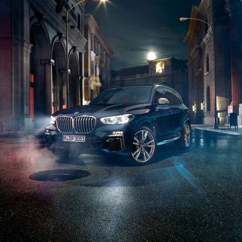 Ajovalot, BMW X5 M50i ja M50d Ajovalot, joissa on X-laservalot, BMW X5 M50i ja M50d G05 Carbon Black -metalliväri, 3/4-näkymä keulasta