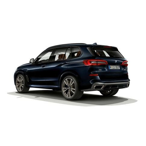 BMW X5 M50d, näkymä perästä BMW X5 M50d, jossa M-kattospoileri, G05 Carbon Black -metalliväri, näkymä perästä