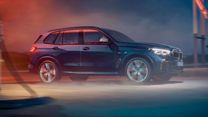 BMW X5 M50i ja M50d, sivunäkymä BMW X5 M50i ja M50d G05, joissa M-kevytmetallivanteet, Carbon Black -metalliväri, sivunäkymä