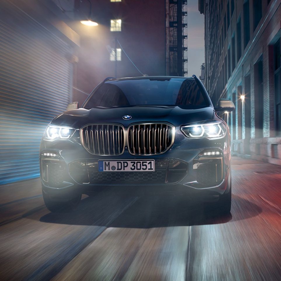 Kaksiosainen BMW-jäähdyttimensäleikkö, BMW X5 M50i ja M50d Kaksiosainen, Cerium Grey -värinen BMW-jäähdyttimensäleikkö, BMW X5 M50i ja M50d G05 Carbon Black -metalliväri, näkymä keulasta