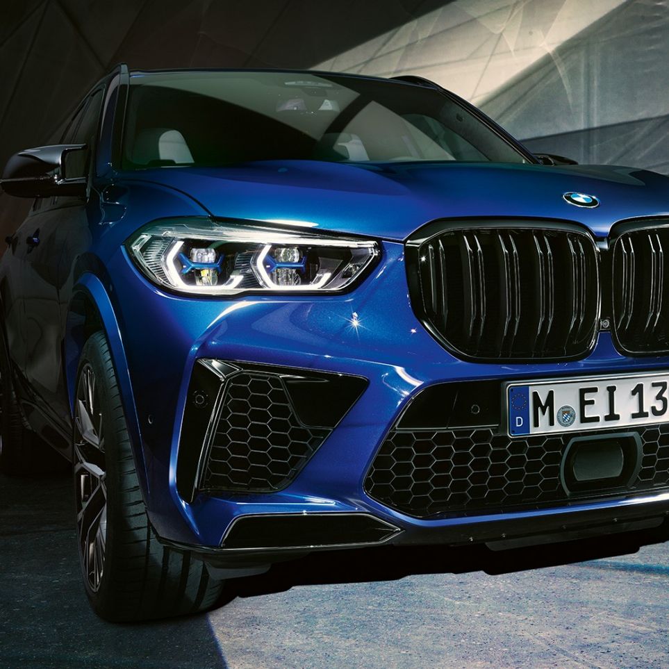 Kaksiosainen M-jäähdyttimensäleikkö, BMW X5 M Competition Kaksiosainen M-jäähdyttimensäleikkö, BMW X5 M Competition F95 Marina Bay Blue -metalliväri, lähikuva keulasta