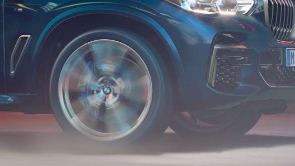 BMW X5 M50i ja M50d, joissa adaptiivinen M alusta, G05 BMW X5 M50i ja M50d, joissa adaptiivinen M alusta, metalliväri Carbon Black 2018 SUV, lähikuva pyörästä
