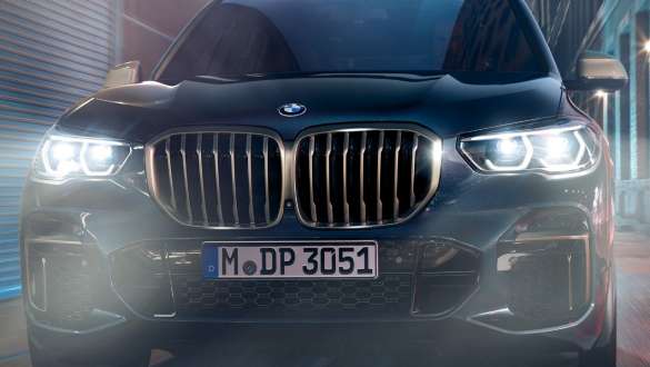 BMW-laserajovalot, BMW X5 M50i ja M50d G05 BMW-laserajovalot, BMW X5 M50i ja M50d metalliväri Carbon Black G05 2018 SUV edestä katsottuna