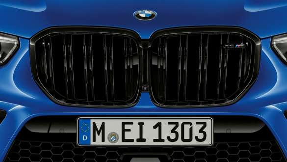 BMW X5 M Competitionin (F95) M jäähdyttimen säleikkö M jäähdyttimen säleikkö, BMW X5 M Competition F95 2020 SUV metalliväri Marina Bay Blue, lähikuva