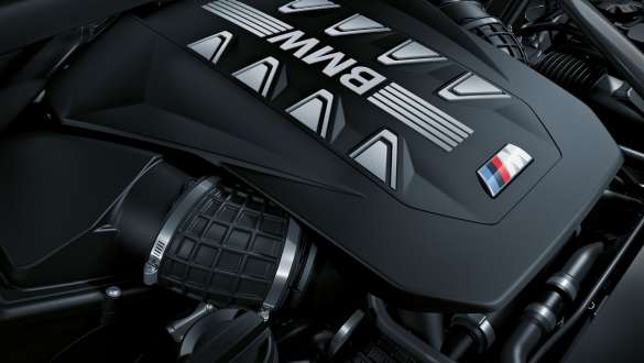 BMW X5 M60i xDrive G05 MP, V8-sylinterinen M TwinPower Turbo -moottori BMW X5 M60i xDrive G05 MP, lähikuva V8-sylinterisestä M TwinPower Turbo -moottorista