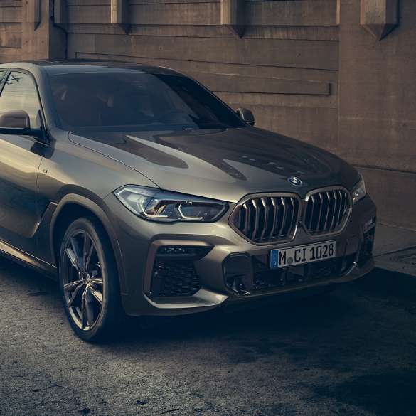 BMW X6 M50i, jossa 8-sylinterinen M TwinPower Turbo -bensiinimoottori BMW X6 M50i, jossa 8-sylinterinen M TwinPower Turbo -bensiinimoottori, G06 Manhattan-metalliväri, 3/4-sivunäkymä