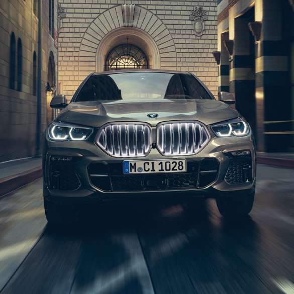 BMW X6 M50d, jossa 6-sylinterinen M TwinPower Turbo - dieselmoottori BMW X6 M50d, jossa 6-sylinterinen M TwinPower Turbo - dieselmoottori, G06 Manhattan-metalliväri, näkymä keulasta