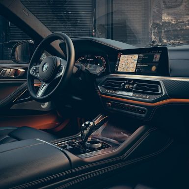 BMW X6 M50i, ohjaamo BMW X6 M50, kuljettajakeskeinen ohjaamo