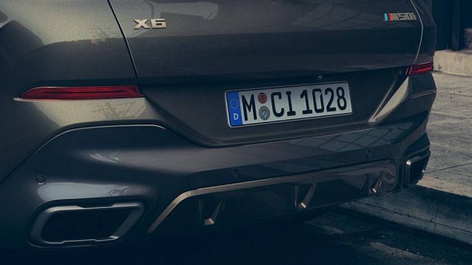 BMW X6 M50i, näkymä perästä Lähikuva BMW X6 M50i:n perästä