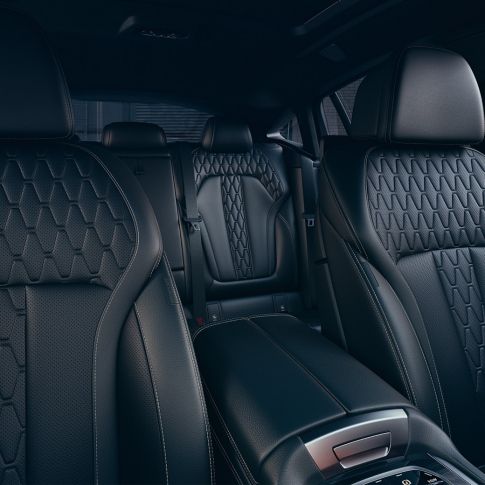 BMW X6 M50i:n ja M50d:n urheiluistuimet. Kuva BMW X6 M50i:n ja M50d:n sisätilan urheiluistuimista.