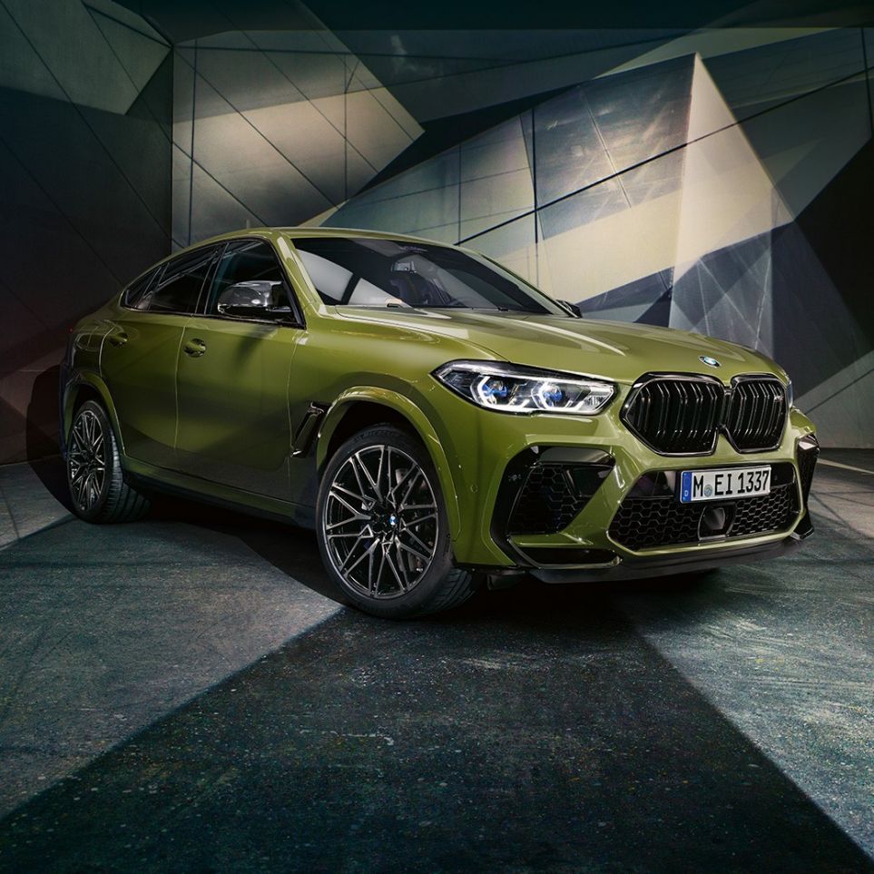 Kaksiosainen M-jäähdyttimensäleikkö, BMW X6 M Competition Kaksiosainen BMW-jäähdyttimensäleikkö, BMW X6 M Competition F96 BMW Individual -erikoisväri Urban Green, 3/4-näkymä keulasta
