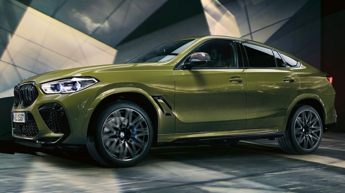 BMW X6 M Competition, sivunäkymä BMW X6 M Competition, jossa M-kevytmetallivanteet, F96 BMW Individual -erikoisväri Urban Green, sivunäkymä