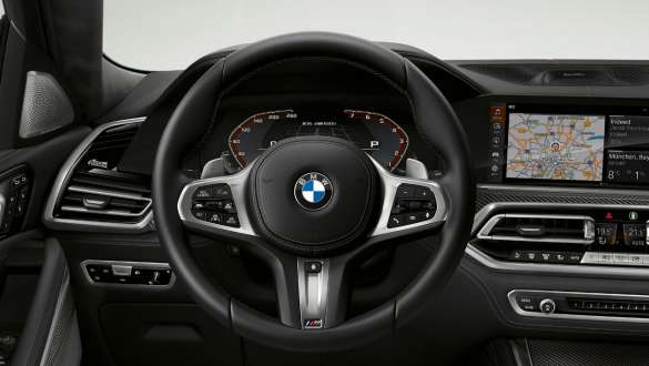 BMW X6 M50i G06, sisätila, jossa nahkainen M ohjauspyörä Lähikuva sisätilan nahkaisesta M ohjauspyörästä, BMW X6 M50i M50d G06 2018 SUV