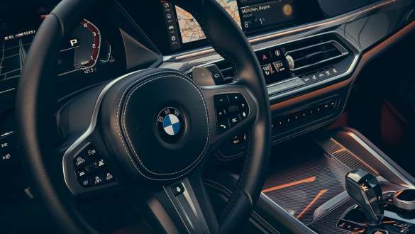 BMW X6 M50i, Steptronic Sport -vaihteisto, G06 BMW X6 M50i G06 2018 SUV, Steptronic Sport -vaihteisto, nahkainen M ohjauspyörä ohjaamossa