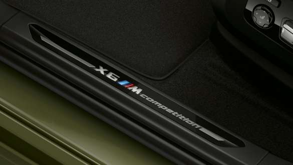 BMW X6 M Competitionin (F96) kynnyslistat, joissa X6 M Competition -tekstilogo Kynnyslistat, joissa X6 M Competition -tekstilogo, BMW X6 M Competition F96 2020 SUV, lähikuva