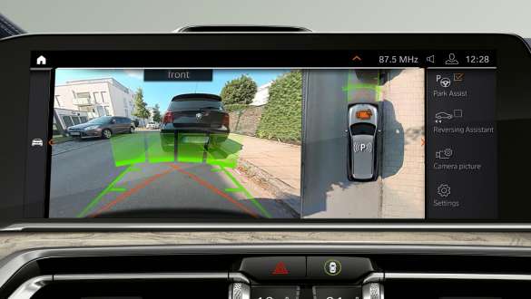 BMW X7 M -auto ja Parking Assistant Plus BMW X4 M -auto, Parking Assistant Plus: lähikuva kuljettajan paneelista, G07
