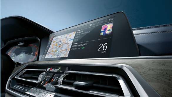 BMW X7 M -auto, joissa BMW Live Cockpit Professional Vino näkymä alhaalta BMW X7 M -auton BMW Live Cockpit Professionaliin, G07