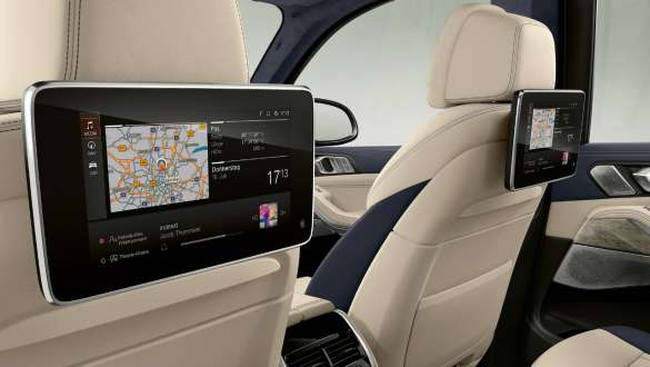 BMW X7 M -auto takatilan viihdejärjestelmällä Professional BMW X7 M -auto, sisätila, vino näkymä takatilan viihdejärjestelmä Professionaliin etuistuimien takana, G07