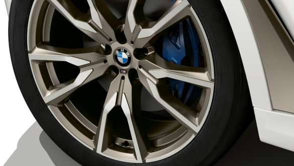BMW X7 M -auto ja M Sport -jarrut BMW X7 M -auto ja M Sport -jarrut, G07, tarkennettu kevytmetallivanteeseen