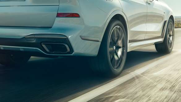 BMW X7 M -auto ja M Sport -tasauspyörästö BMW X7 M -auto ja M Sport -tasauspyörästö, G07, lähikuva perästä