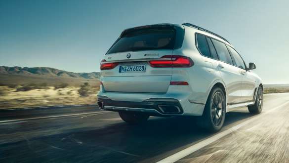 BMW X7 M -auto ja Executive Drive Pro BMW X7 M -auto ja alustan säätöjärjestelmä Executive Drive Pro, G07, 3/4-näkymä takaa