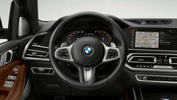 BMW X7 M -auto ja nahkainen M-ohjauspyörä BMW X7 M -auto, ohjaamo ja nahkainen M-ohjauspyörä, G07