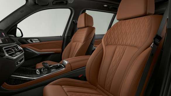 BMW X7 M -auto ja laajennettu BMW Individual -nahkaverhoilu Merino BMW X7 M -auto, sisätila ja laajennettu BMW Individual -nahkaverhoilu Merino, G07