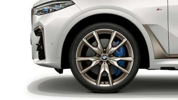 BMW X7 M -auto ja M-kevytmetallivanteet BMW X7 M -auto ja M-kevytmetallivanteet V-spoke 755 M, G07, lähikuva vanteesta