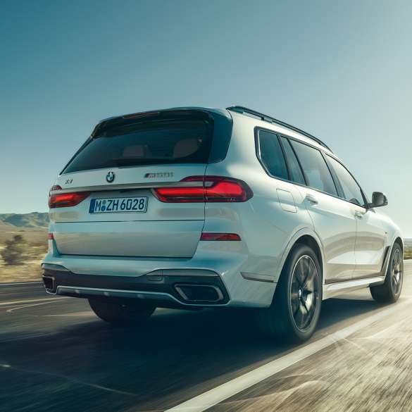 BMW X7 M50i, 3/4-näkymä takaa BMW X7 M50i Mineral White, 3/4-näkymä takaa, G07, 2019