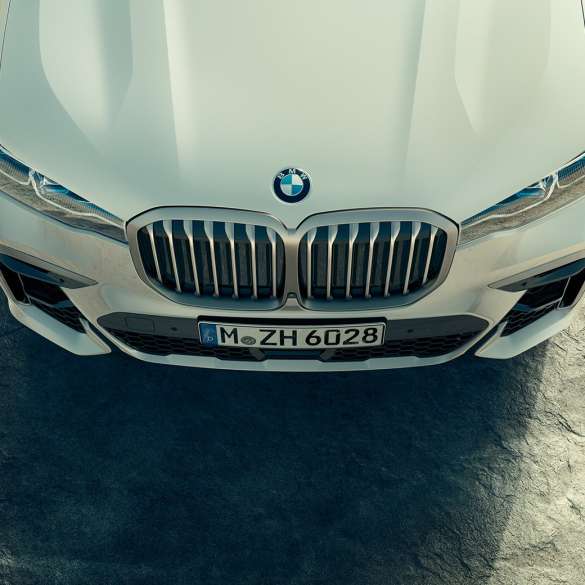 BMW X7 M -auto, etuosa ja BMW-jäähdyttimensäleikkö BMW X7 M -autot M50d ja M50i, etuosa ja konepelti lintuperspektiivistä, G07, 2019